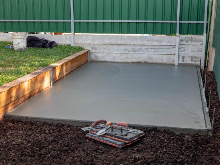 Faut-il une dalle béton pour installer un abri de jardin ?